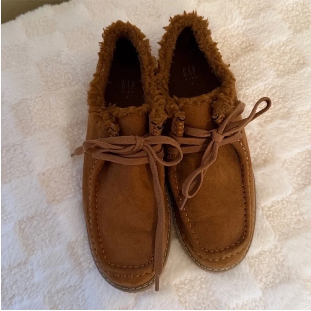 GAP Boys Size 5 Brown Suede Moccasin Shoes Faux Fur Lined Lace-Up EUC